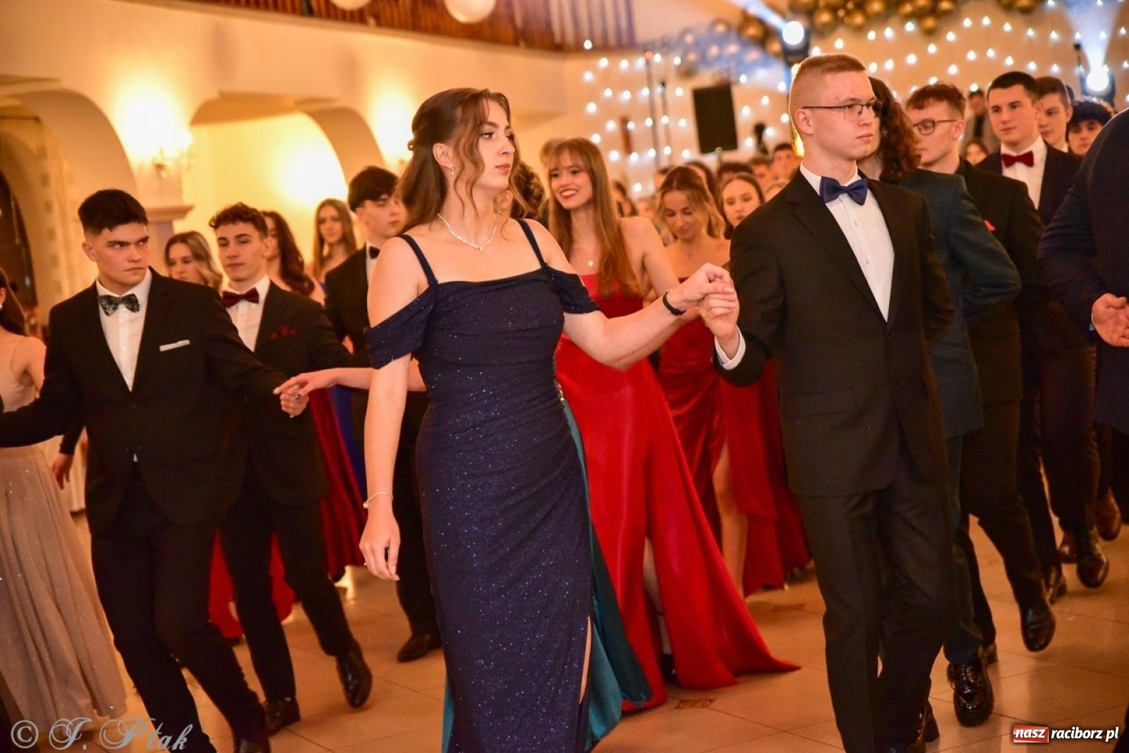 Zdjęcie w galerii na portalu naszraciborz.pl: Studniówka II LO w Raciborzu na bis: polonez, humor i tradycja [FOTO] wiadomości z regionu