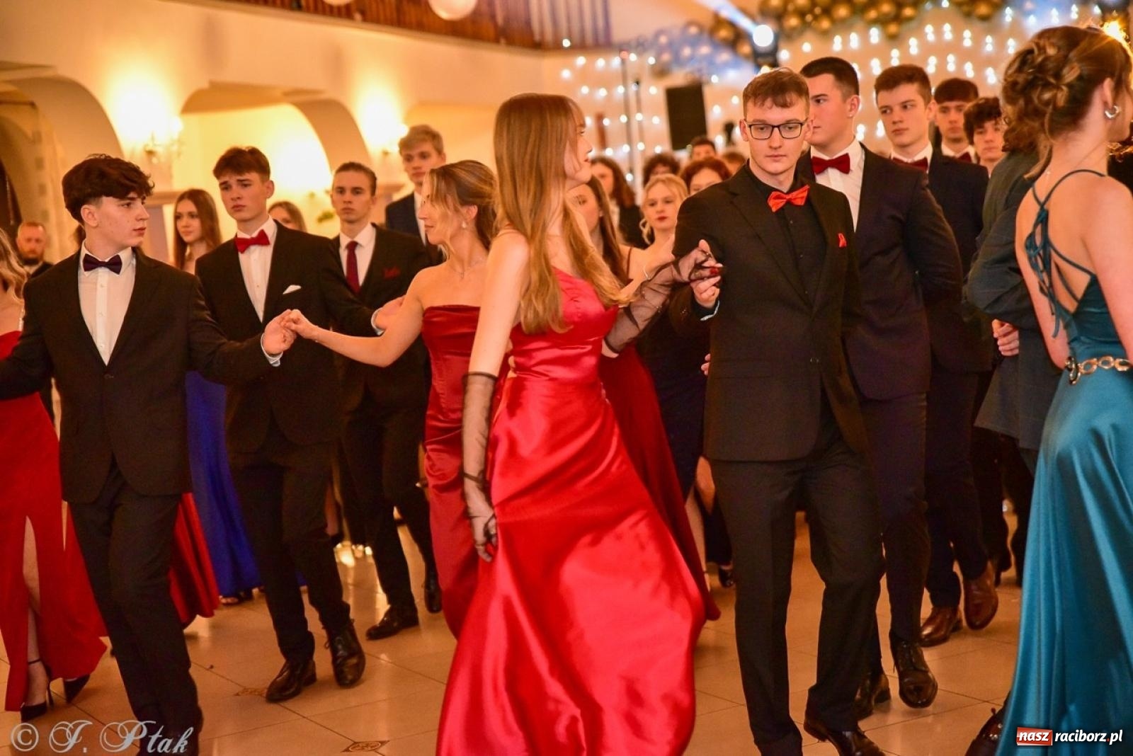 Zdjęcie w galerii na portalu naszraciborz.pl: Studniówka II LO w Raciborzu na bis: polonez, humor i tradycja [FOTO] wiadomości z regionu