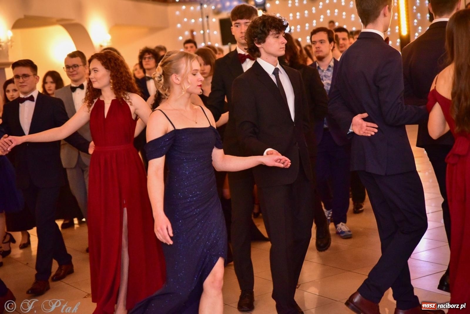 Zdjęcie w galerii na portalu naszraciborz.pl: Studniówka II LO w Raciborzu na bis: polonez, humor i tradycja [FOTO] wiadomości z regionu