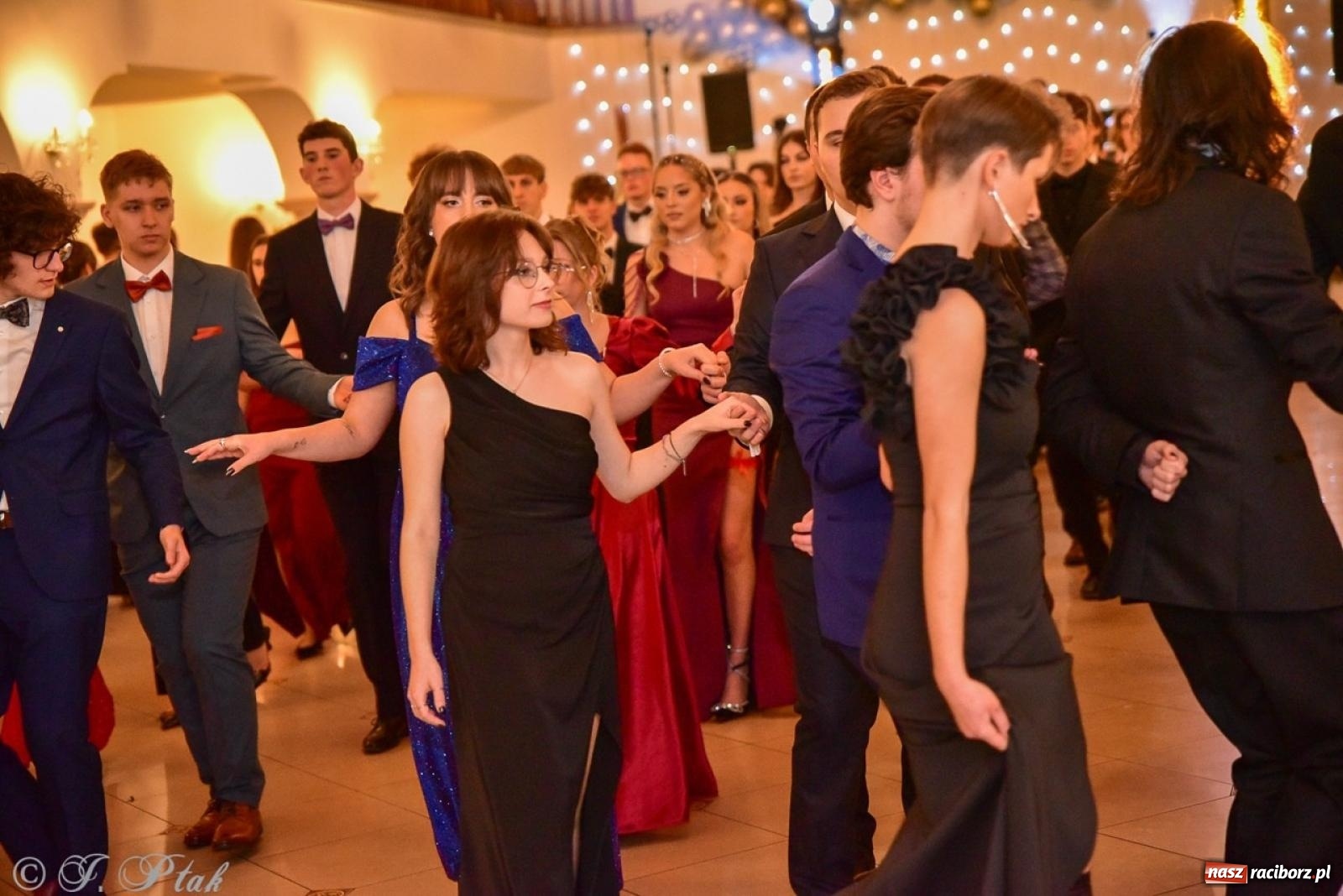 Zdjęcie w galerii na portalu naszraciborz.pl: Studniówka II LO w Raciborzu na bis: polonez, humor i tradycja [FOTO] wiadomości z regionu