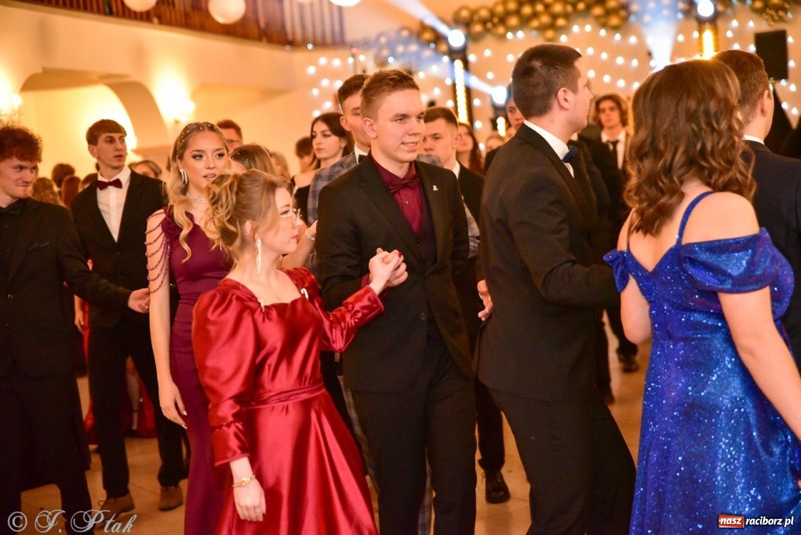 Zdjęcie w galerii na portalu naszraciborz.pl: Studniówka II LO w Raciborzu na bis: polonez, humor i tradycja [FOTO] wiadomości z regionu