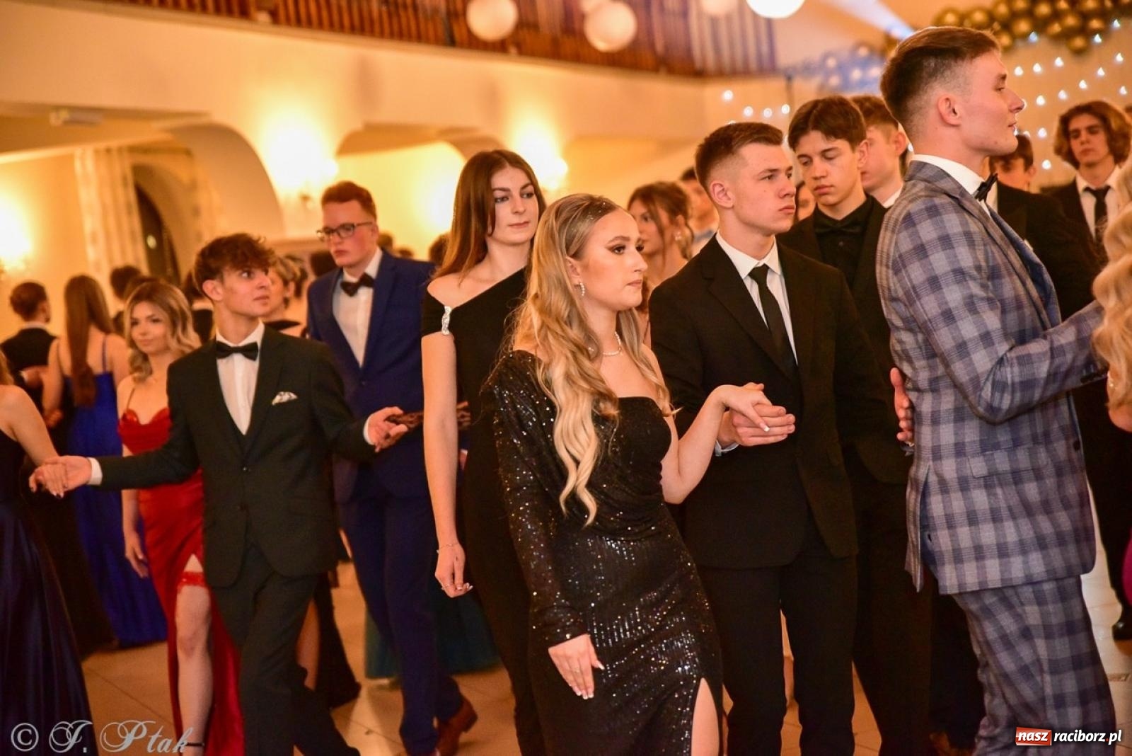 Zdjęcie w galerii na portalu naszraciborz.pl: Studniówka II LO w Raciborzu na bis: polonez, humor i tradycja [FOTO] wiadomości z regionu