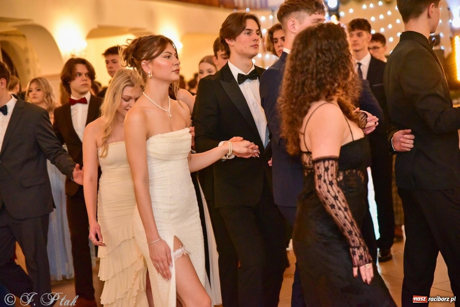 Zdjęcie w galerii na portalu naszraciborz.pl: Studniówka II LO w Raciborzu na bis: polonez, humor i tradycja [FOTO] wiadomości z regionu