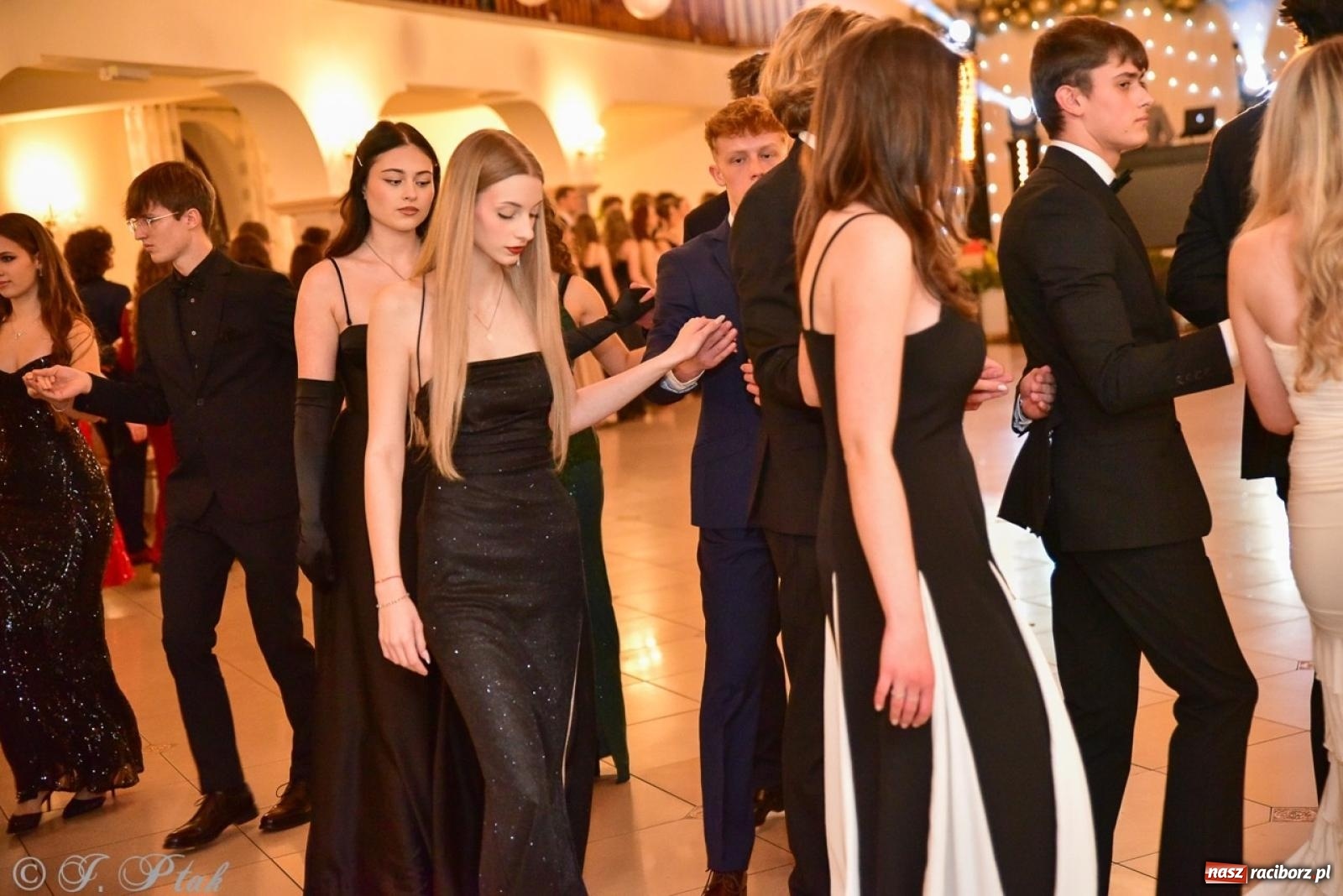 Zdjęcie w galerii na portalu naszraciborz.pl: Studniówka II LO w Raciborzu na bis: polonez, humor i tradycja [FOTO] wiadomości z regionu