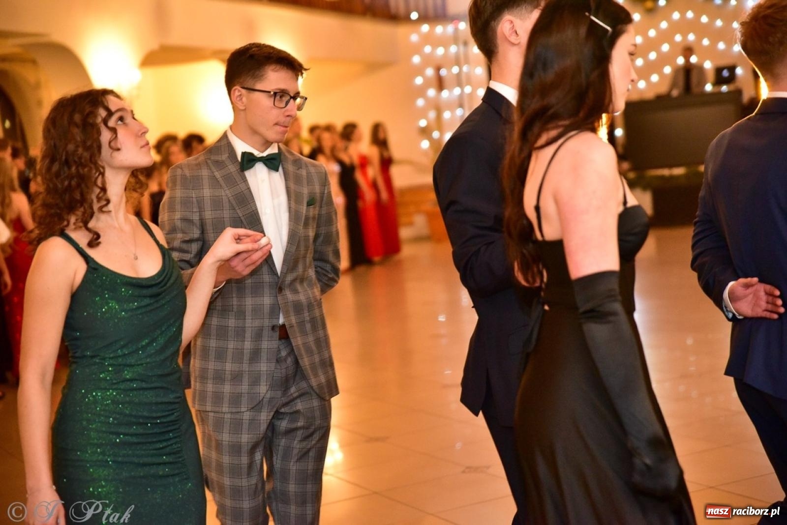 Zdjęcie w galerii na portalu naszraciborz.pl: Studniówka II LO w Raciborzu na bis: polonez, humor i tradycja [FOTO] wiadomości z regionu