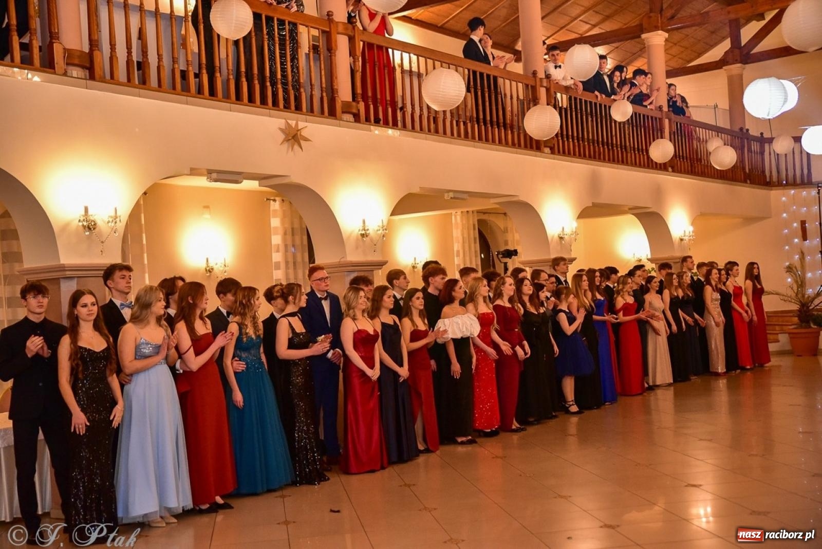 Zdjęcie w galerii na portalu naszraciborz.pl: Studniówka II LO w Raciborzu na bis: polonez, humor i tradycja [FOTO] wiadomości z regionu