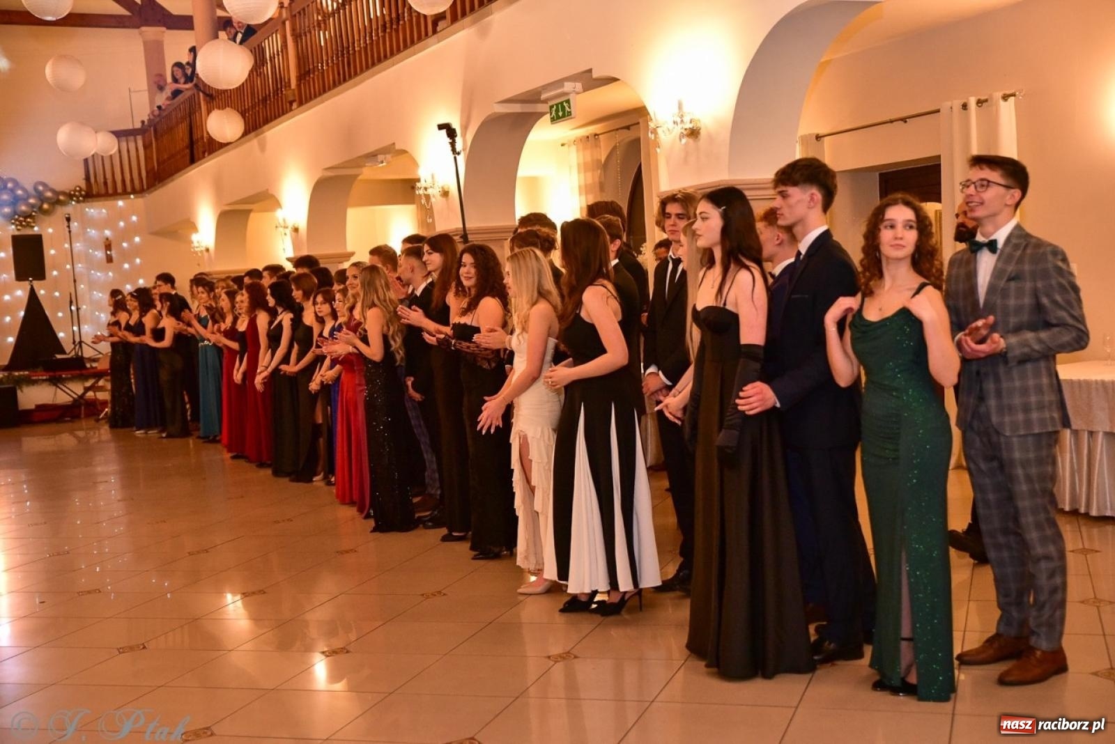 Zdjęcie w galerii na portalu naszraciborz.pl: Studniówka II LO w Raciborzu na bis: polonez, humor i tradycja [FOTO] wiadomości z regionu