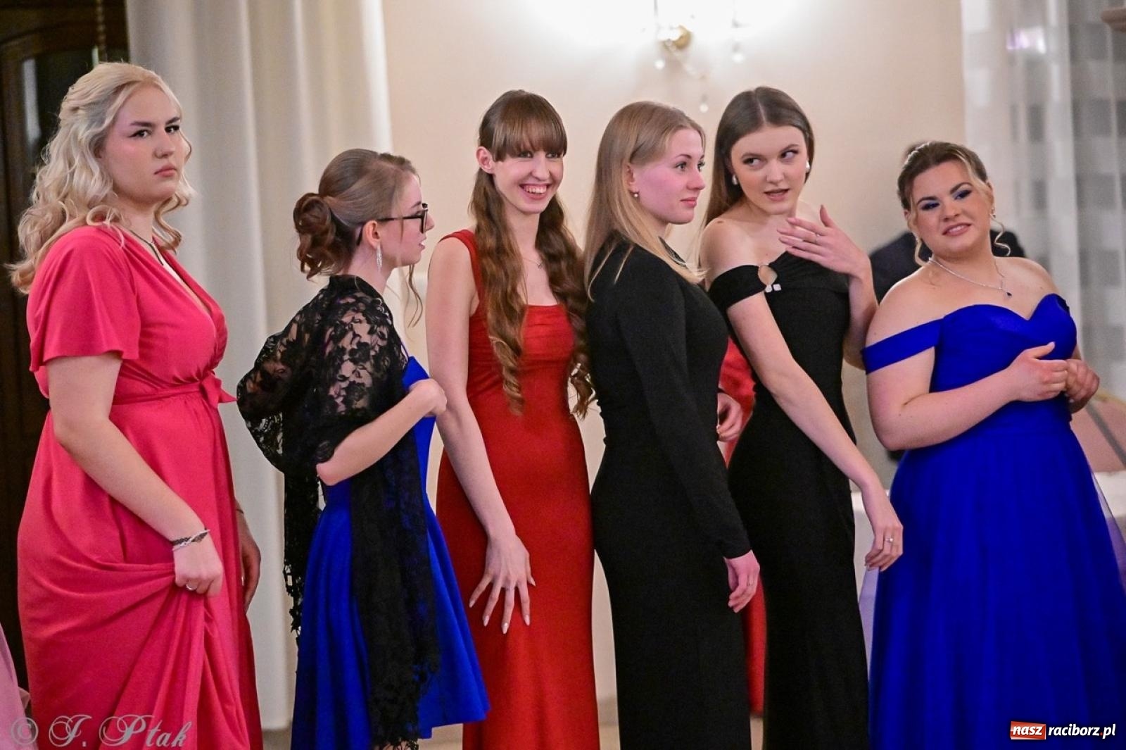 Zdjęcie w galerii na portalu naszraciborz.pl: Studniówka II LO w Raciborzu na bis: polonez, humor i tradycja [FOTO] wiadomości z regionu