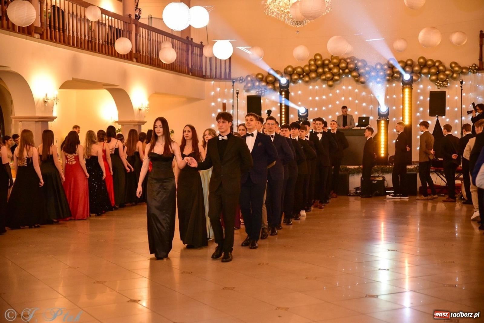 Zdjęcie w galerii na portalu naszraciborz.pl: Studniówka II LO w Raciborzu na bis: polonez, humor i tradycja [FOTO] wiadomości z regionu