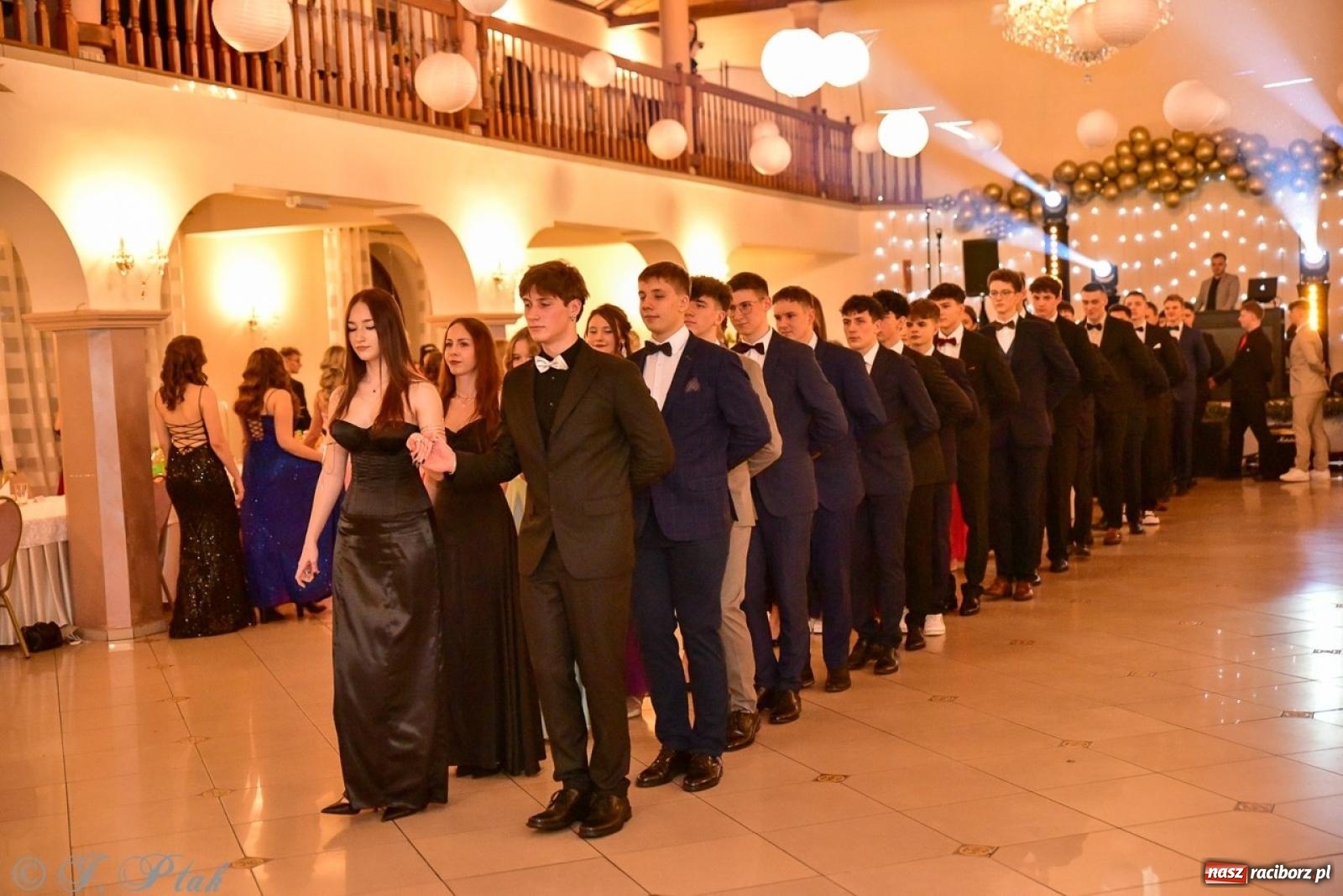 Zdjęcie w galerii na portalu naszraciborz.pl: Studniówka II LO w Raciborzu na bis: polonez, humor i tradycja [FOTO] wiadomości z regionu