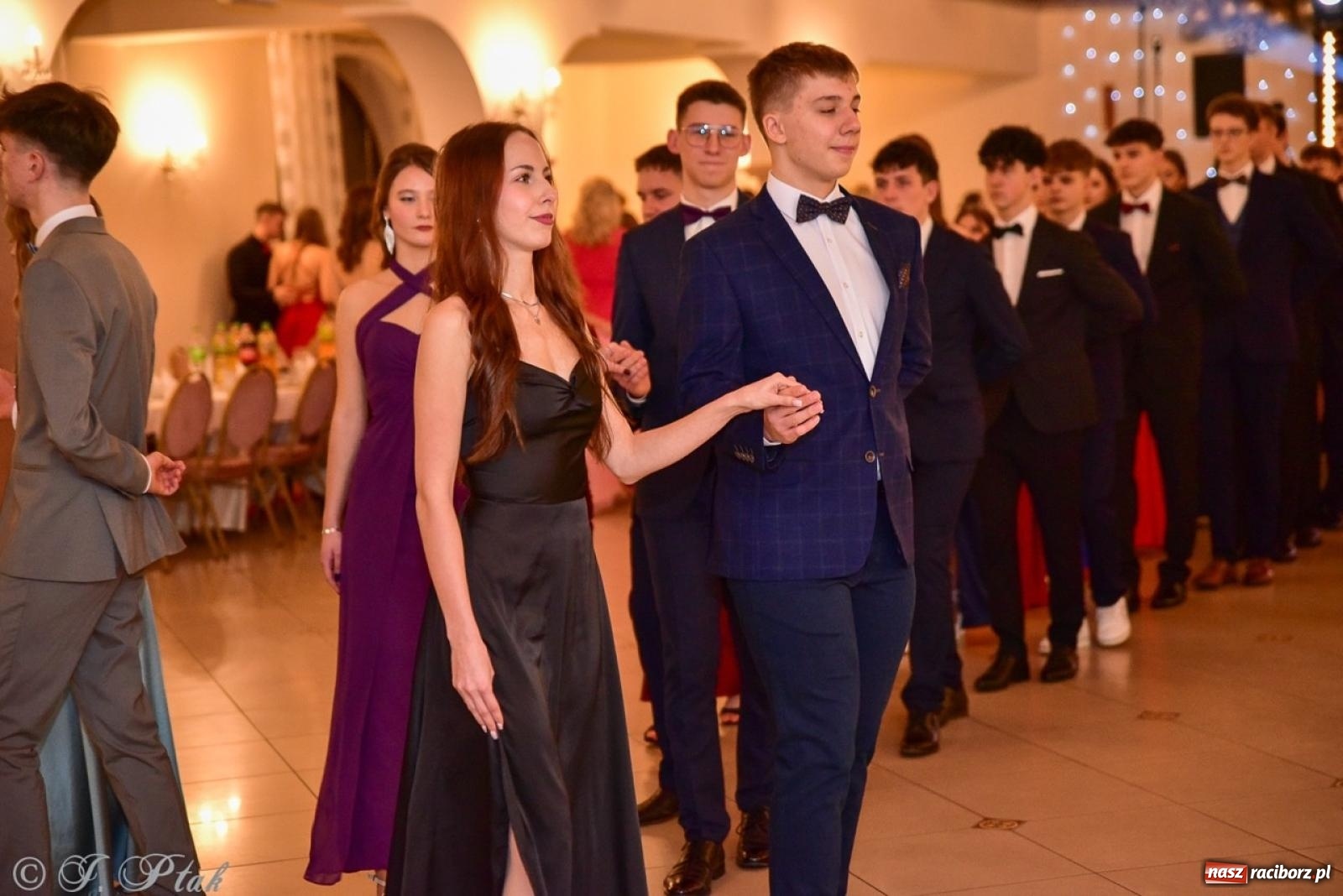 Zdjęcie w galerii na portalu naszraciborz.pl: Studniówka II LO w Raciborzu na bis: polonez, humor i tradycja [FOTO] wiadomości z regionu