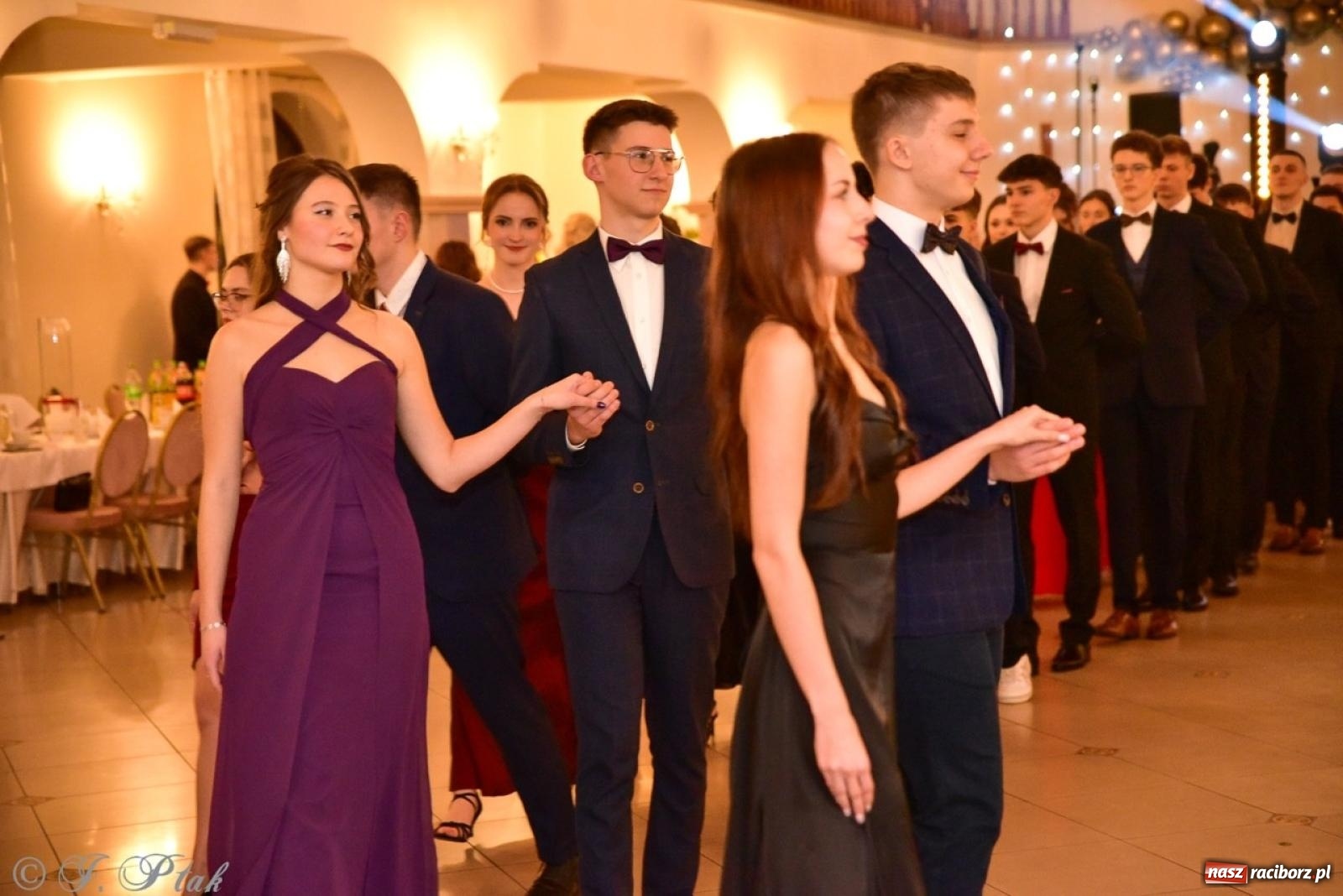 Zdjęcie w galerii na portalu naszraciborz.pl: Studniówka II LO w Raciborzu na bis: polonez, humor i tradycja [FOTO] wiadomości z regionu