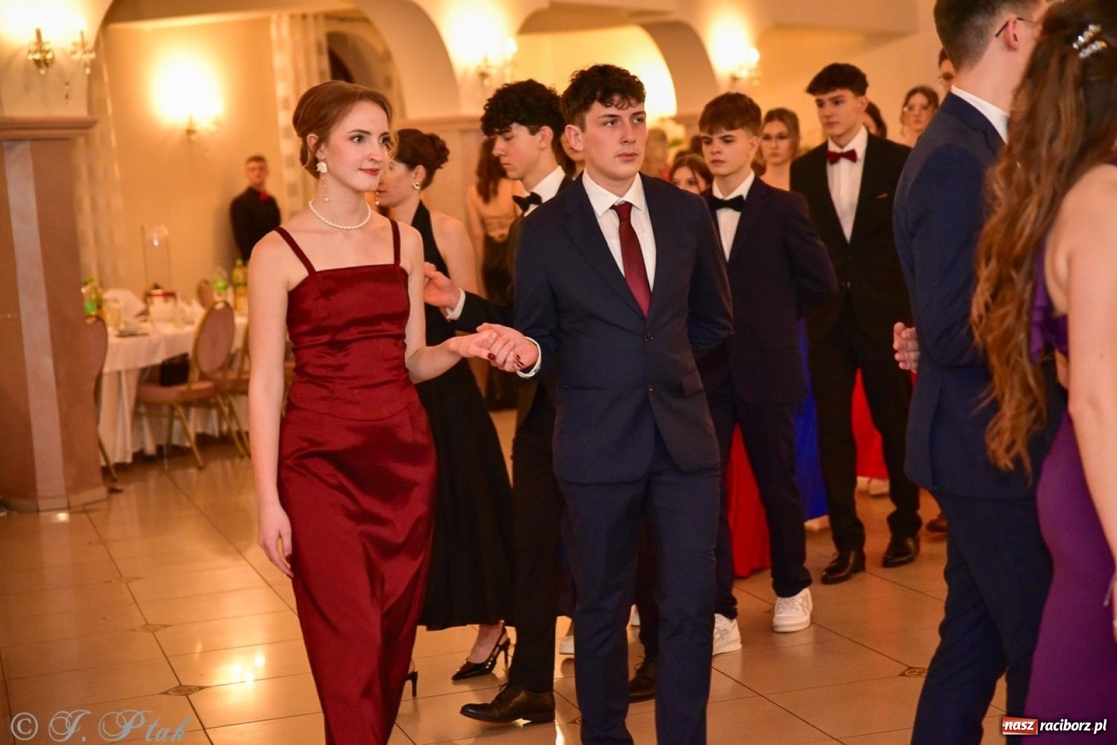 Zdjęcie w galerii na portalu naszraciborz.pl: Studniówka II LO w Raciborzu na bis: polonez, humor i tradycja [FOTO] wiadomości z regionu