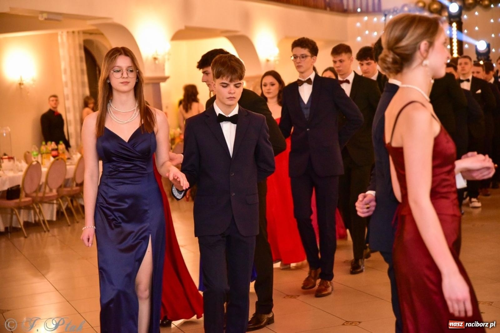 Zdjęcie w galerii na portalu naszraciborz.pl: Studniówka II LO w Raciborzu na bis: polonez, humor i tradycja [FOTO] wiadomości z regionu