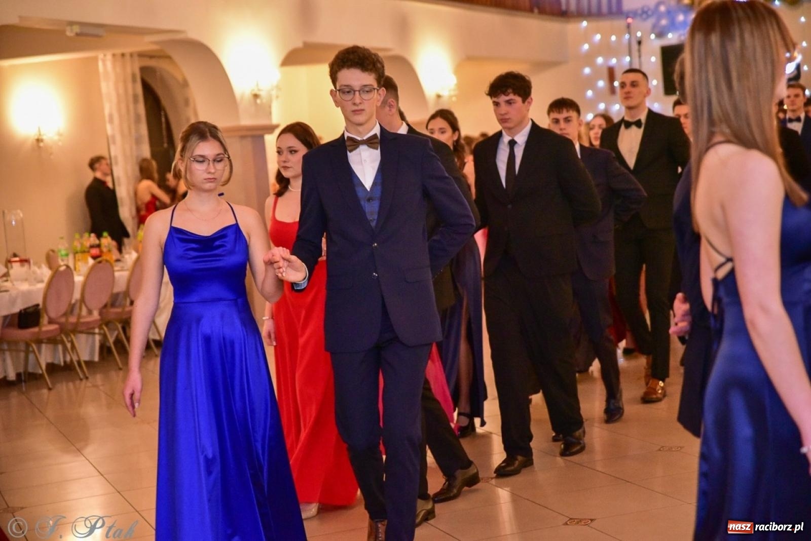 Zdjęcie w galerii na portalu naszraciborz.pl: Studniówka II LO w Raciborzu na bis: polonez, humor i tradycja [FOTO] wiadomości z regionu