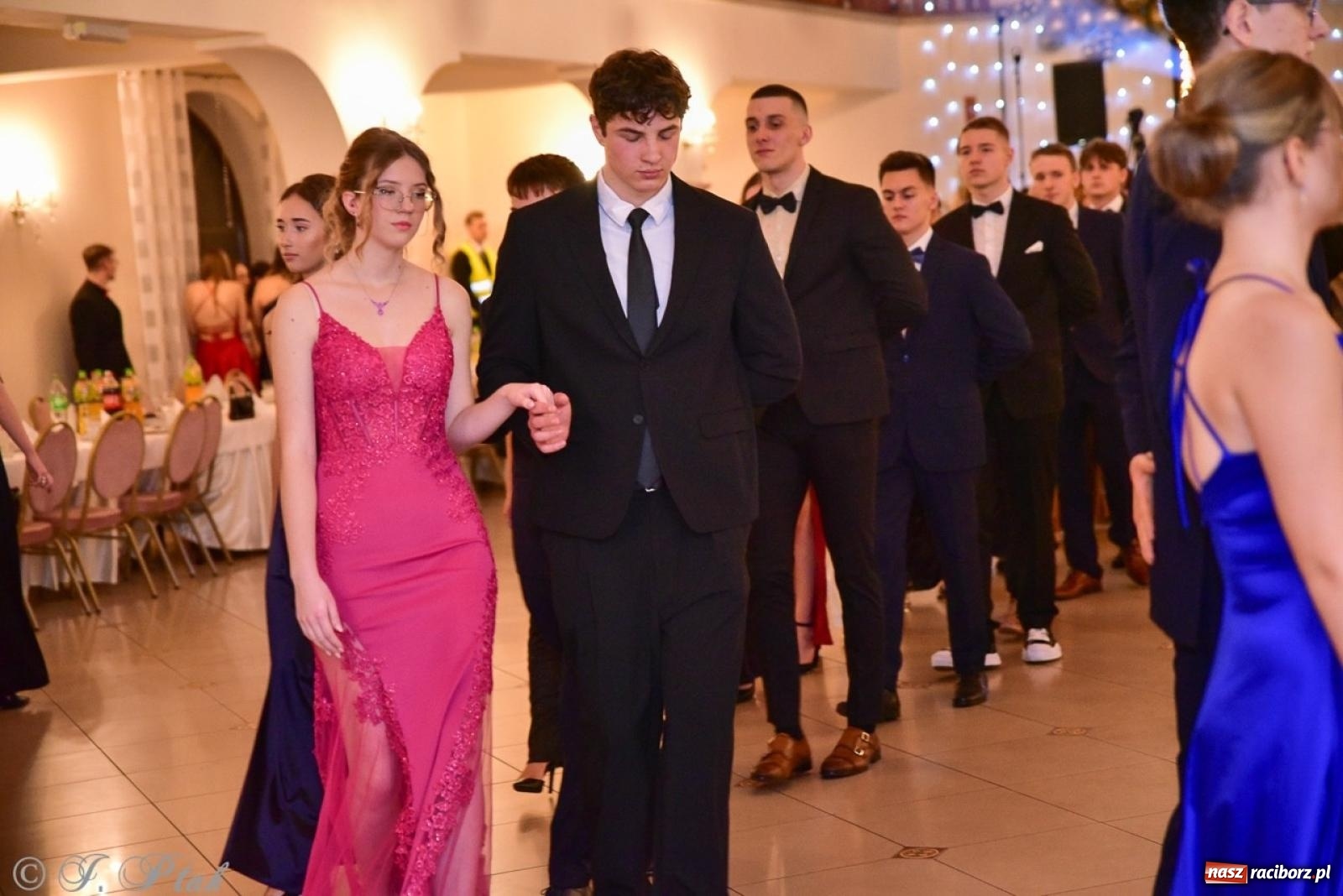 Zdjęcie w galerii na portalu naszraciborz.pl: Studniówka II LO w Raciborzu na bis: polonez, humor i tradycja [FOTO] wiadomości z regionu