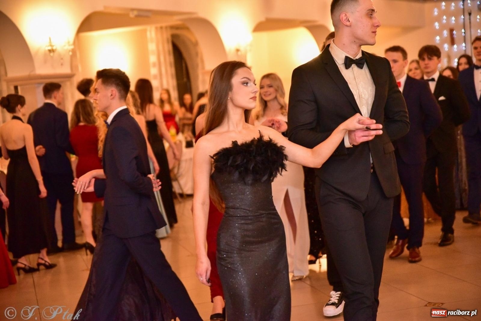 Zdjęcie w galerii na portalu naszraciborz.pl: Studniówka II LO w Raciborzu na bis: polonez, humor i tradycja [FOTO] wiadomości z regionu