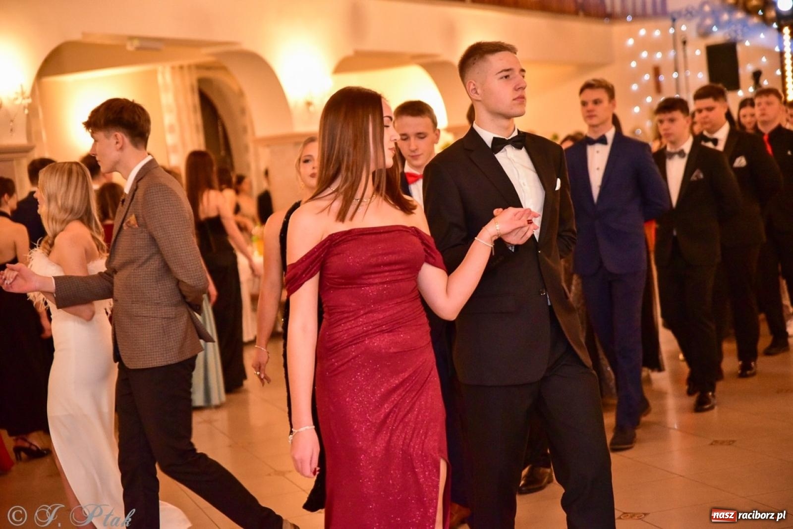 Zdjęcie w galerii na portalu naszraciborz.pl: Studniówka II LO w Raciborzu na bis: polonez, humor i tradycja [FOTO] wiadomości z regionu