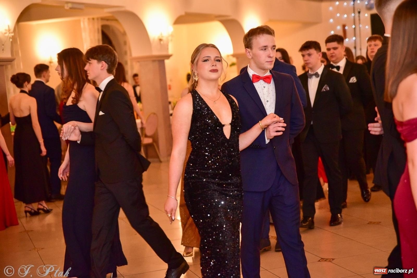 Zdjęcie w galerii na portalu naszraciborz.pl: Studniówka II LO w Raciborzu na bis: polonez, humor i tradycja [FOTO] wiadomości z regionu