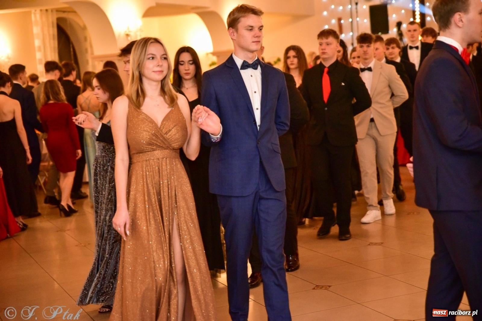 Zdjęcie w galerii na portalu naszraciborz.pl: Studniówka II LO w Raciborzu na bis: polonez, humor i tradycja [FOTO] wiadomości z regionu