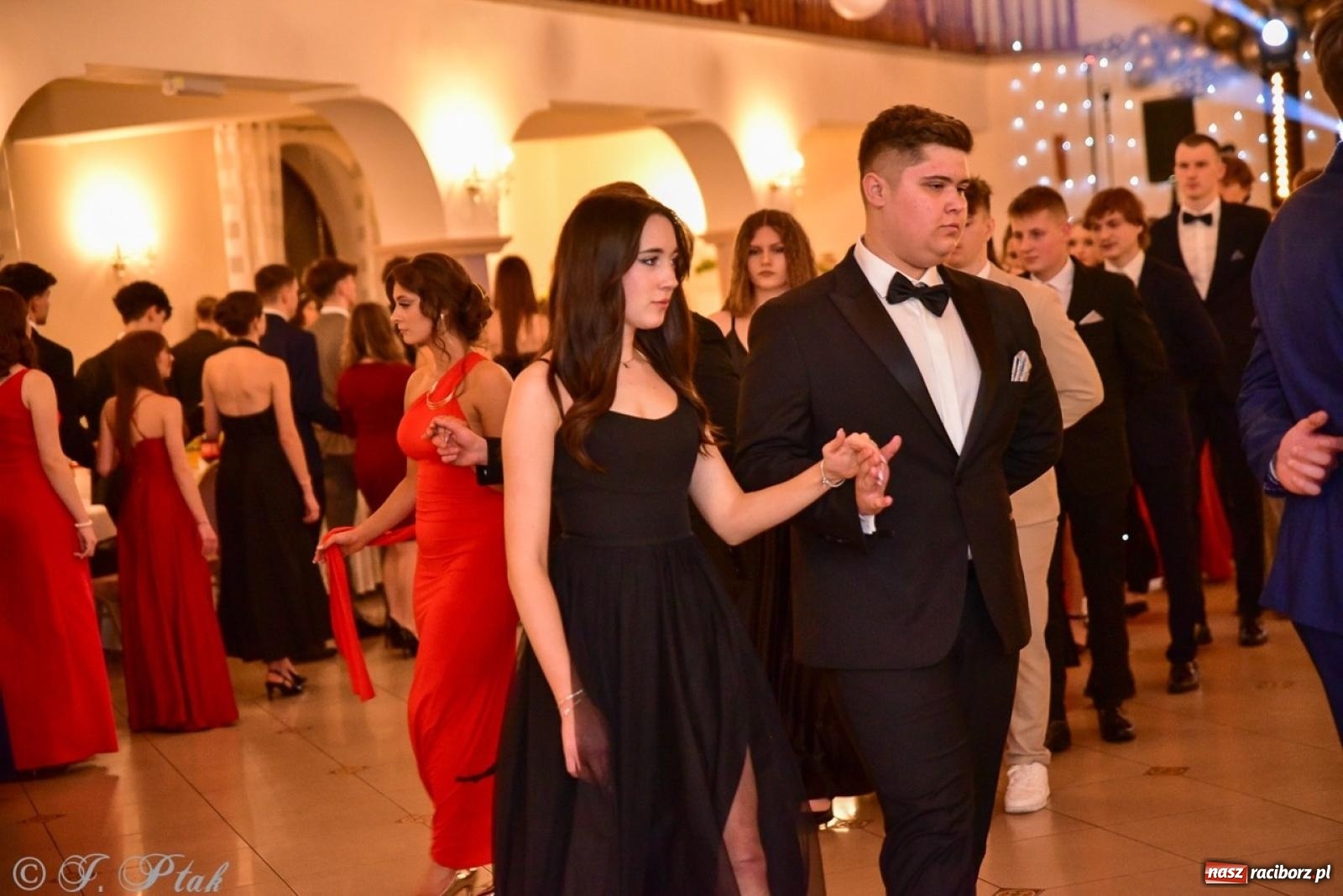 Zdjęcie w galerii na portalu naszraciborz.pl: Studniówka II LO w Raciborzu na bis: polonez, humor i tradycja [FOTO] wiadomości z regionu