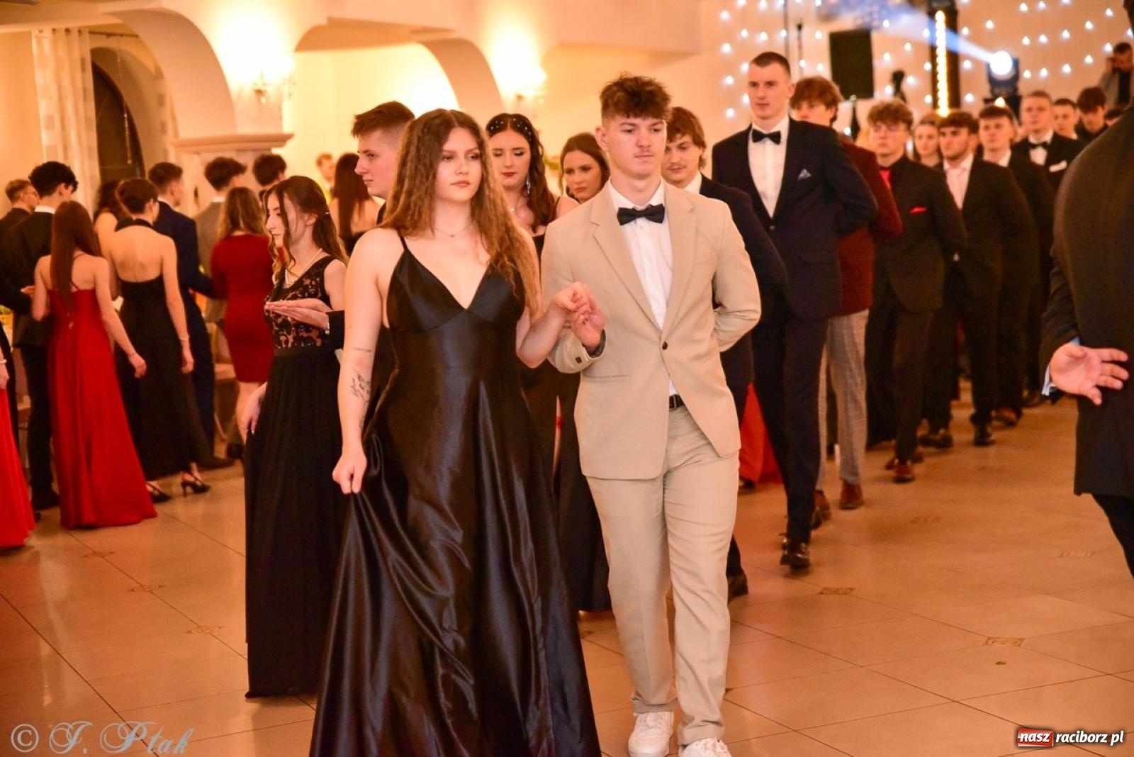 Zdjęcie w galerii na portalu naszraciborz.pl: Studniówka II LO w Raciborzu na bis: polonez, humor i tradycja [FOTO] wiadomości z regionu