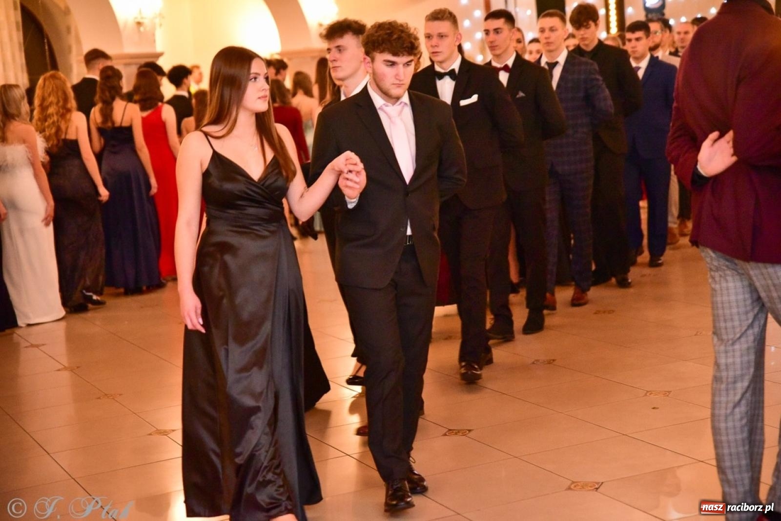 Zdjęcie w galerii na portalu naszraciborz.pl: Studniówka II LO w Raciborzu na bis: polonez, humor i tradycja [FOTO] wiadomości z regionu