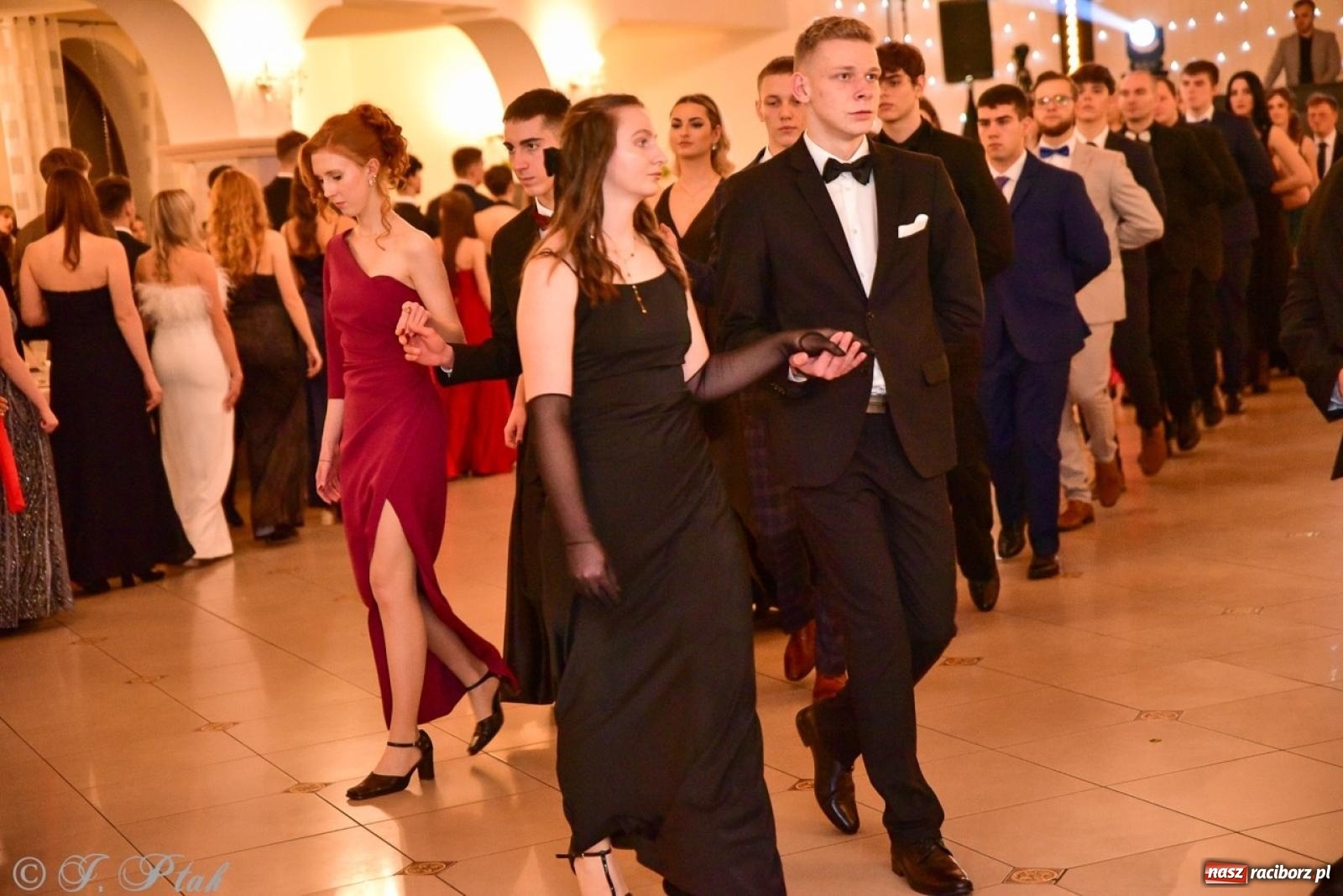 Zdjęcie w galerii na portalu naszraciborz.pl: Studniówka II LO w Raciborzu na bis: polonez, humor i tradycja [FOTO] wiadomości z regionu