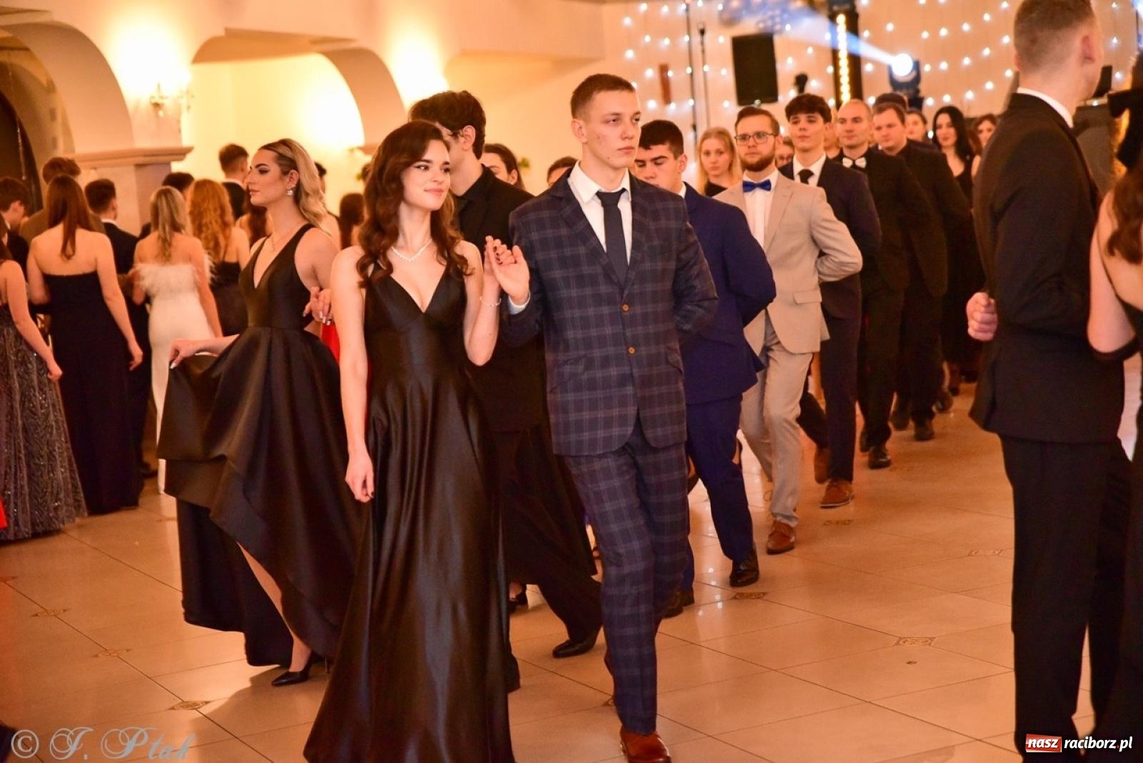 Zdjęcie w galerii na portalu naszraciborz.pl: Studniówka II LO w Raciborzu na bis: polonez, humor i tradycja [FOTO] wiadomości z regionu