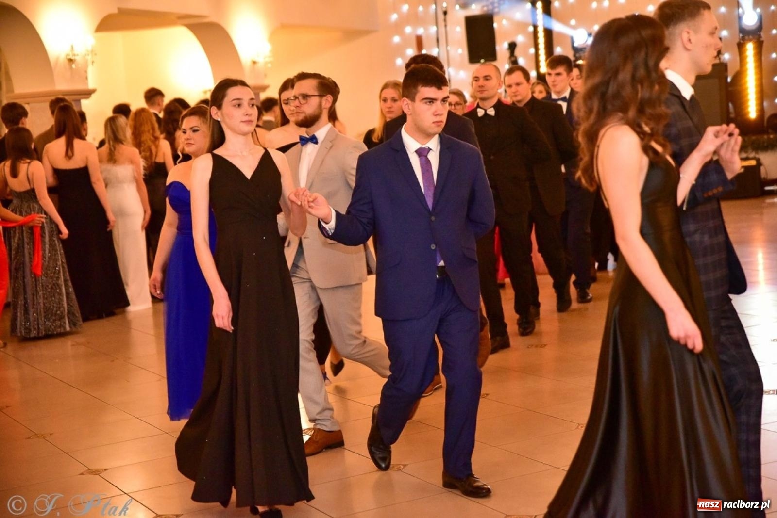 Zdjęcie w galerii na portalu naszraciborz.pl: Studniówka II LO w Raciborzu na bis: polonez, humor i tradycja [FOTO] wiadomości z regionu