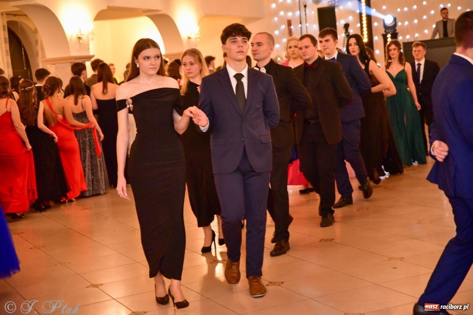 Zdjęcie w galerii na portalu naszraciborz.pl: Studniówka II LO w Raciborzu na bis: polonez, humor i tradycja [FOTO] wiadomości z regionu