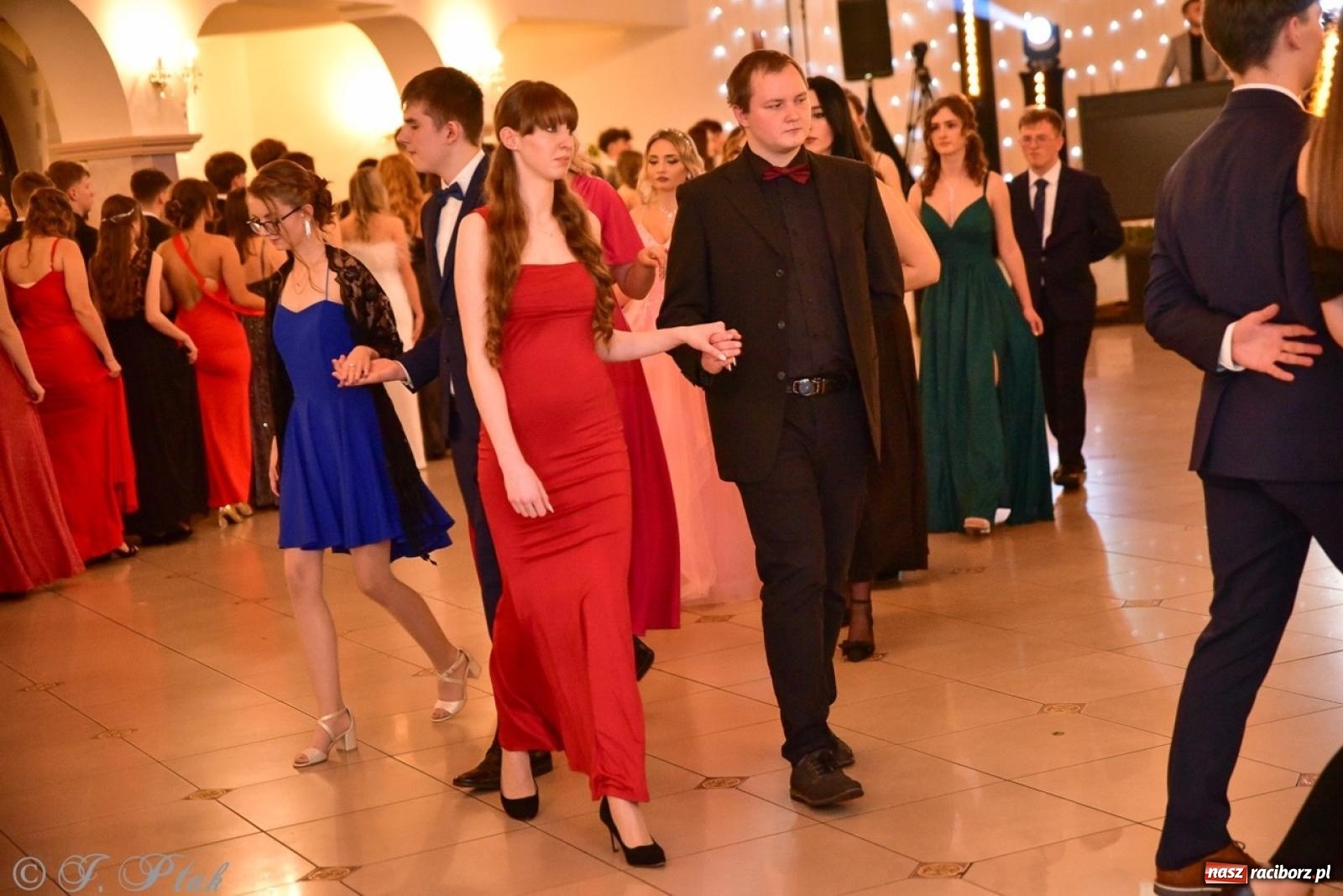 Zdjęcie w galerii na portalu naszraciborz.pl: Studniówka II LO w Raciborzu na bis: polonez, humor i tradycja [FOTO] wiadomości z regionu