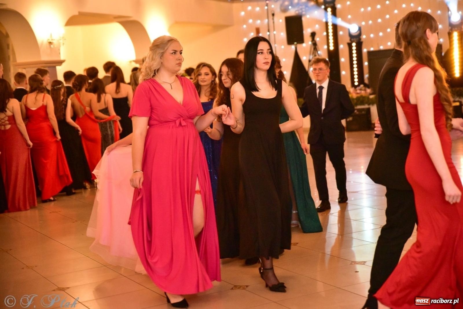 Zdjęcie w galerii na portalu naszraciborz.pl: Studniówka II LO w Raciborzu na bis: polonez, humor i tradycja [FOTO] wiadomości z regionu