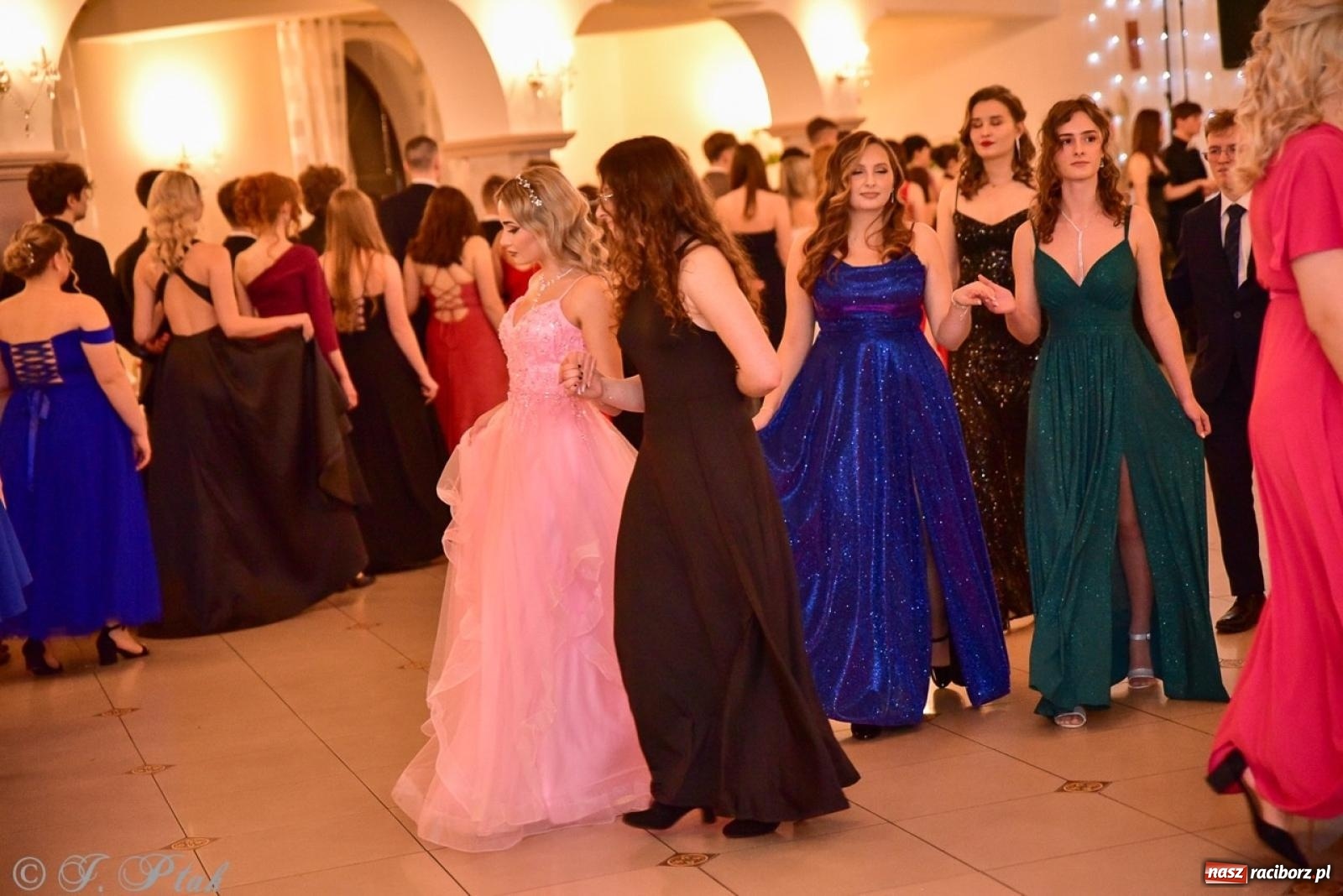 Zdjęcie w galerii na portalu naszraciborz.pl: Studniówka II LO w Raciborzu na bis: polonez, humor i tradycja [FOTO] wiadomości z regionu