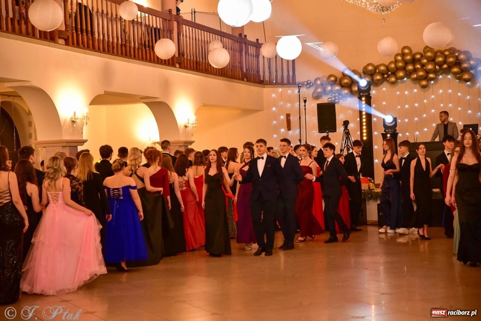 Zdjęcie w galerii na portalu naszraciborz.pl: Studniówka II LO w Raciborzu na bis: polonez, humor i tradycja [FOTO] wiadomości z regionu