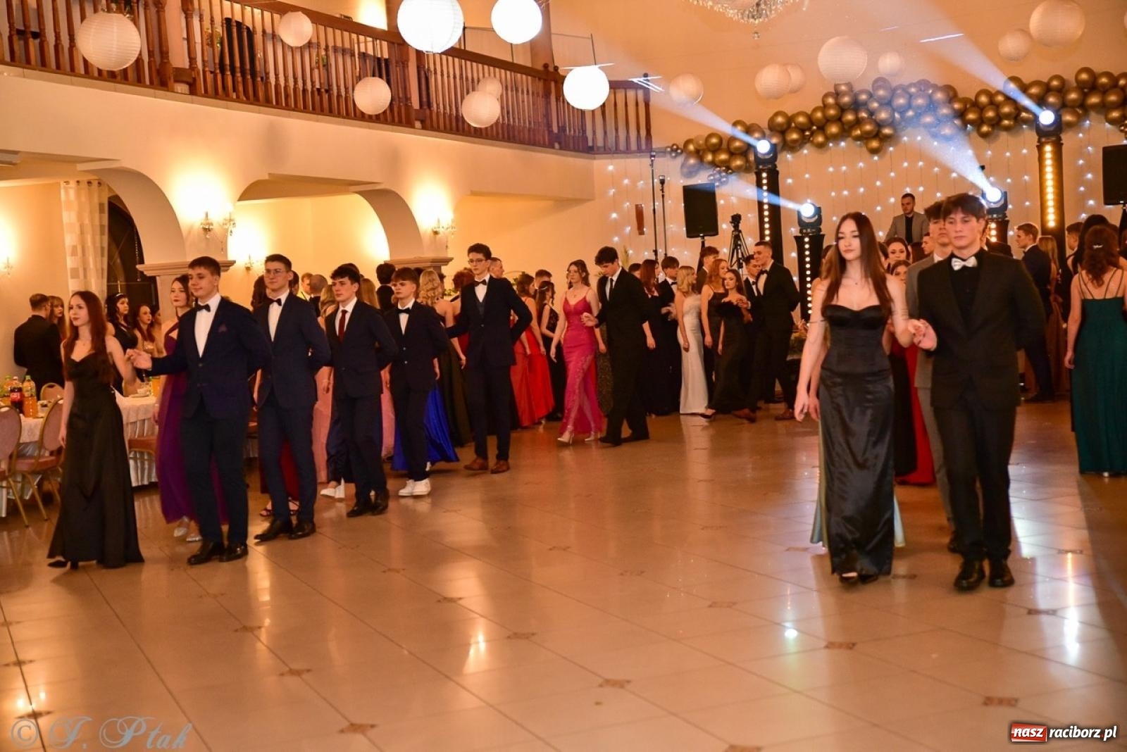 Zdjęcie w galerii na portalu naszraciborz.pl: Studniówka II LO w Raciborzu na bis: polonez, humor i tradycja [FOTO] wiadomości z regionu