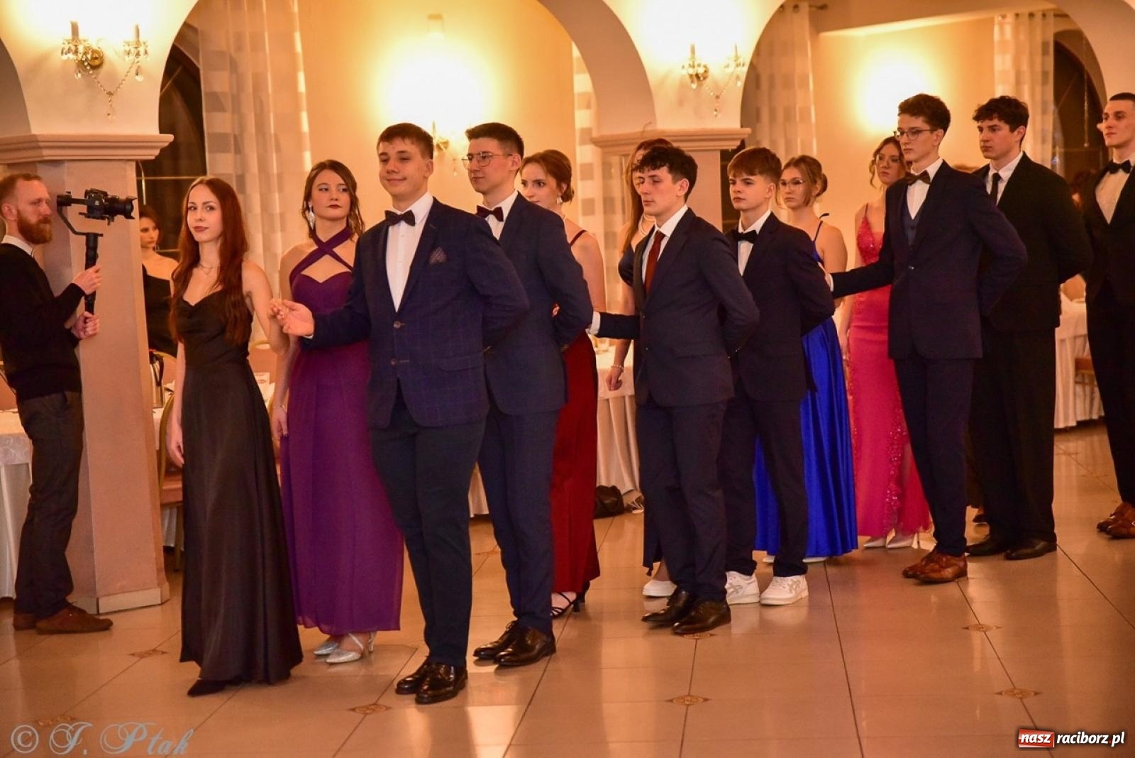 Zdjęcie w galerii na portalu naszraciborz.pl: Studniówka II LO w Raciborzu na bis: polonez, humor i tradycja [FOTO] wiadomości z regionu