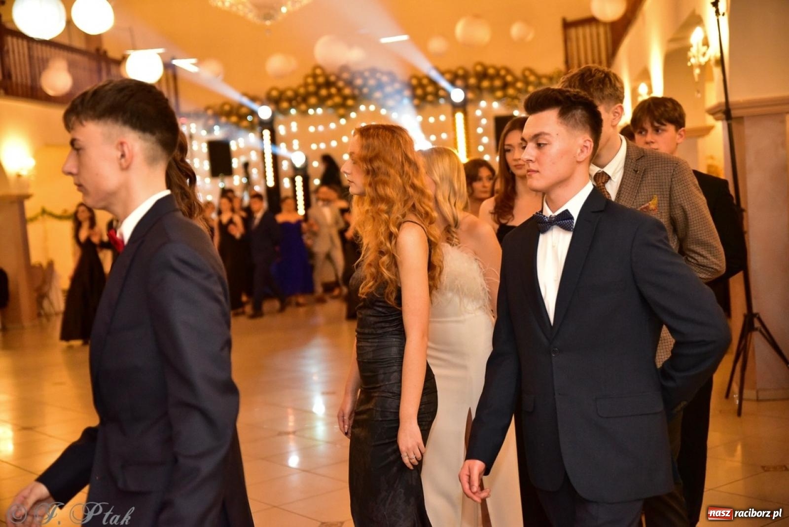 Zdjęcie w galerii na portalu naszraciborz.pl: Studniówka II LO w Raciborzu na bis: polonez, humor i tradycja [FOTO] wiadomości z regionu