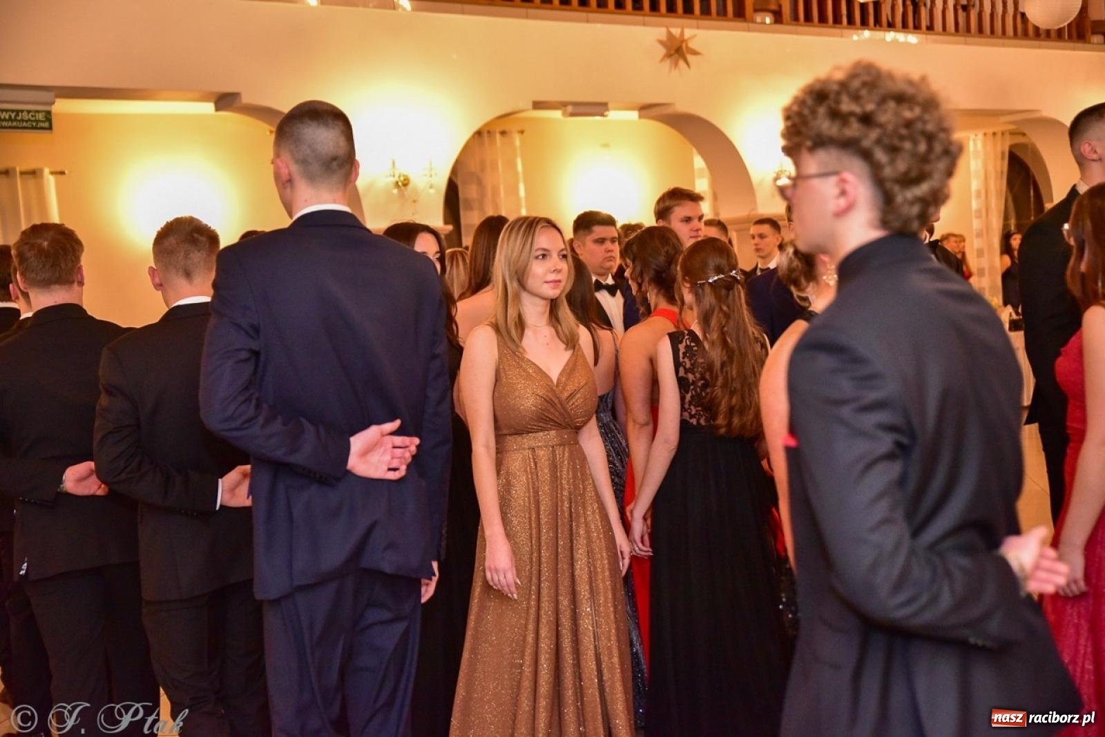 Zdjęcie w galerii na portalu naszraciborz.pl: Studniówka II LO w Raciborzu na bis: polonez, humor i tradycja [FOTO] wiadomości z regionu