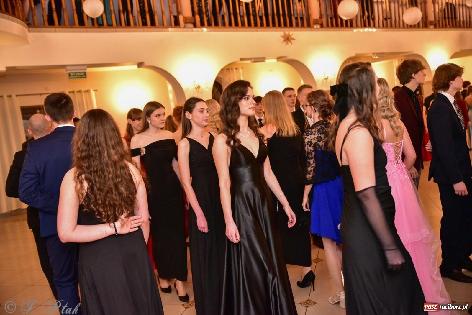 Zdjęcie w galerii na portalu naszraciborz.pl: Studniówka II LO w Raciborzu na bis: polonez, humor i tradycja [FOTO] wiadomości z regionu