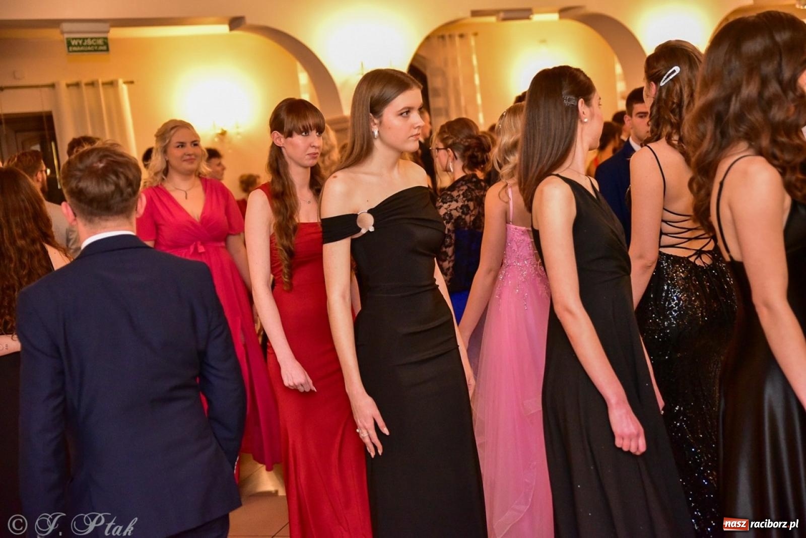 Zdjęcie w galerii na portalu naszraciborz.pl: Studniówka II LO w Raciborzu na bis: polonez, humor i tradycja [FOTO] wiadomości z regionu