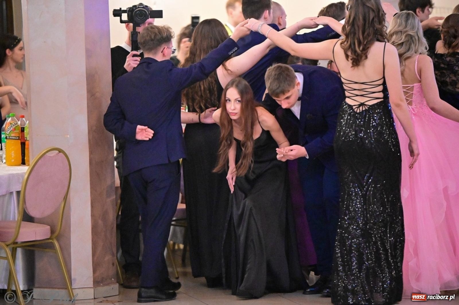 Zdjęcie w galerii na portalu naszraciborz.pl: Studniówka II LO w Raciborzu na bis: polonez, humor i tradycja [FOTO] wiadomości z regionu