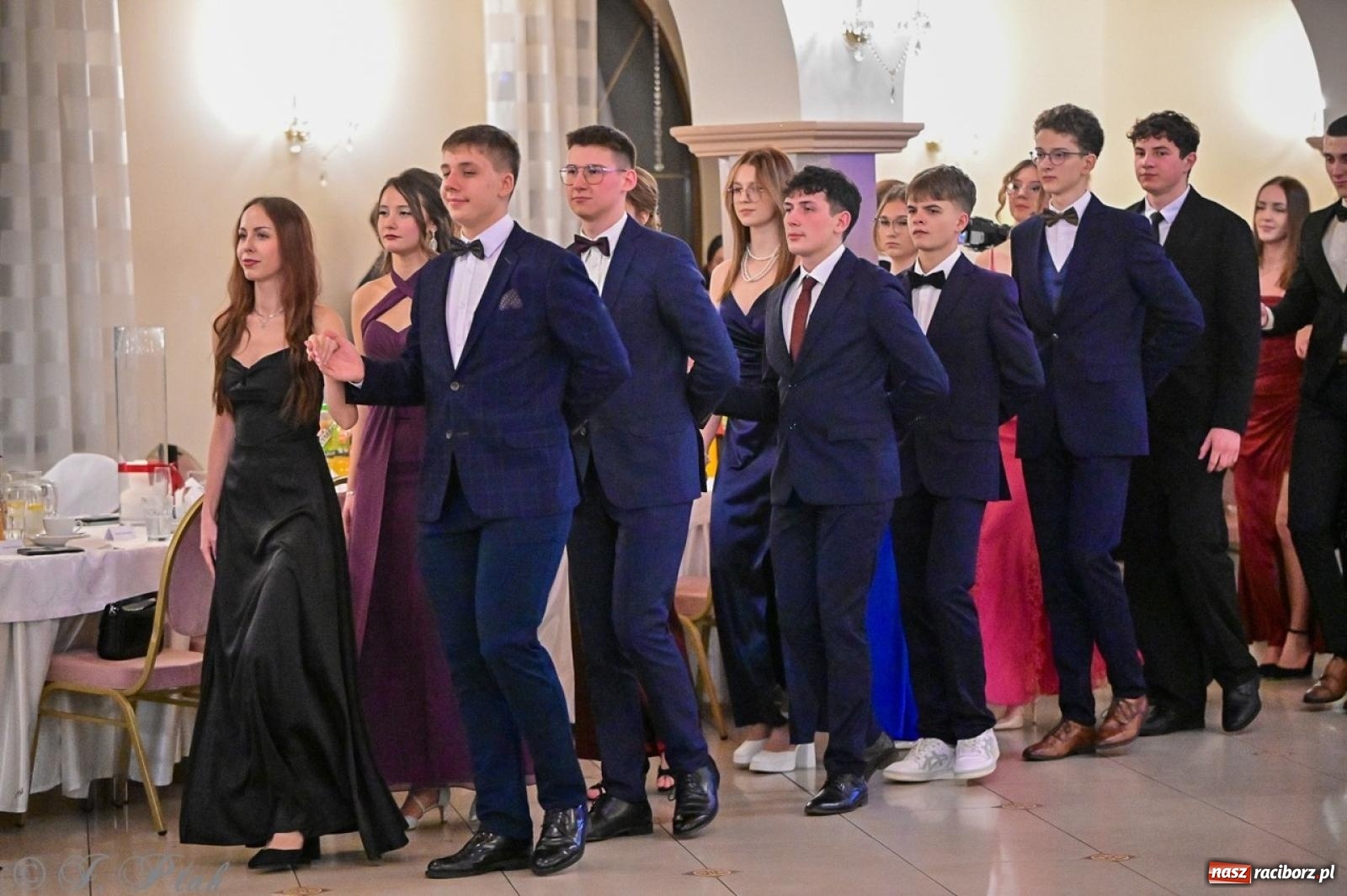 Zdjęcie w galerii na portalu naszraciborz.pl: Studniówka II LO w Raciborzu na bis: polonez, humor i tradycja [FOTO] wiadomości z regionu