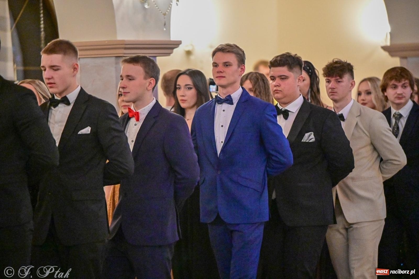 Zdjęcie w galerii na portalu naszraciborz.pl: Studniówka II LO w Raciborzu na bis: polonez, humor i tradycja [FOTO] wiadomości z regionu