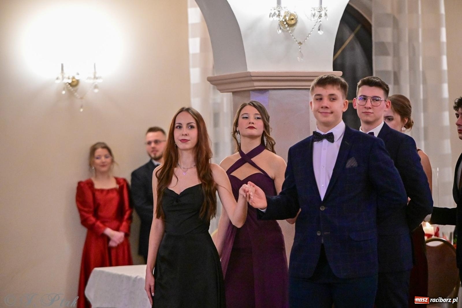 Zdjęcie w galerii na portalu naszraciborz.pl: Studniówka II LO w Raciborzu na bis: polonez, humor i tradycja [FOTO] wiadomości z regionu