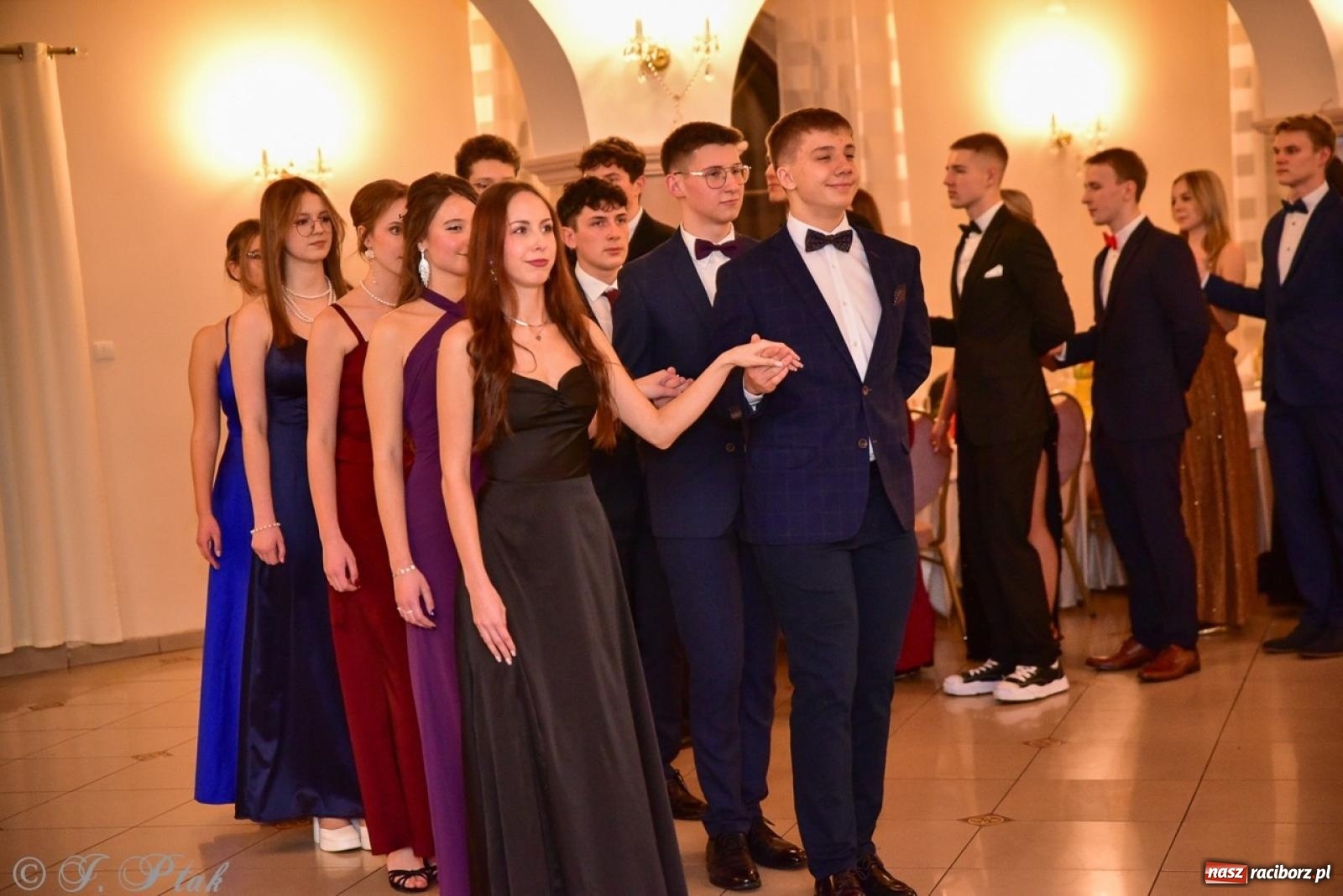 Zdjęcie w galerii na portalu naszraciborz.pl: Studniówka II LO w Raciborzu na bis: polonez, humor i tradycja [FOTO] wiadomości z regionu