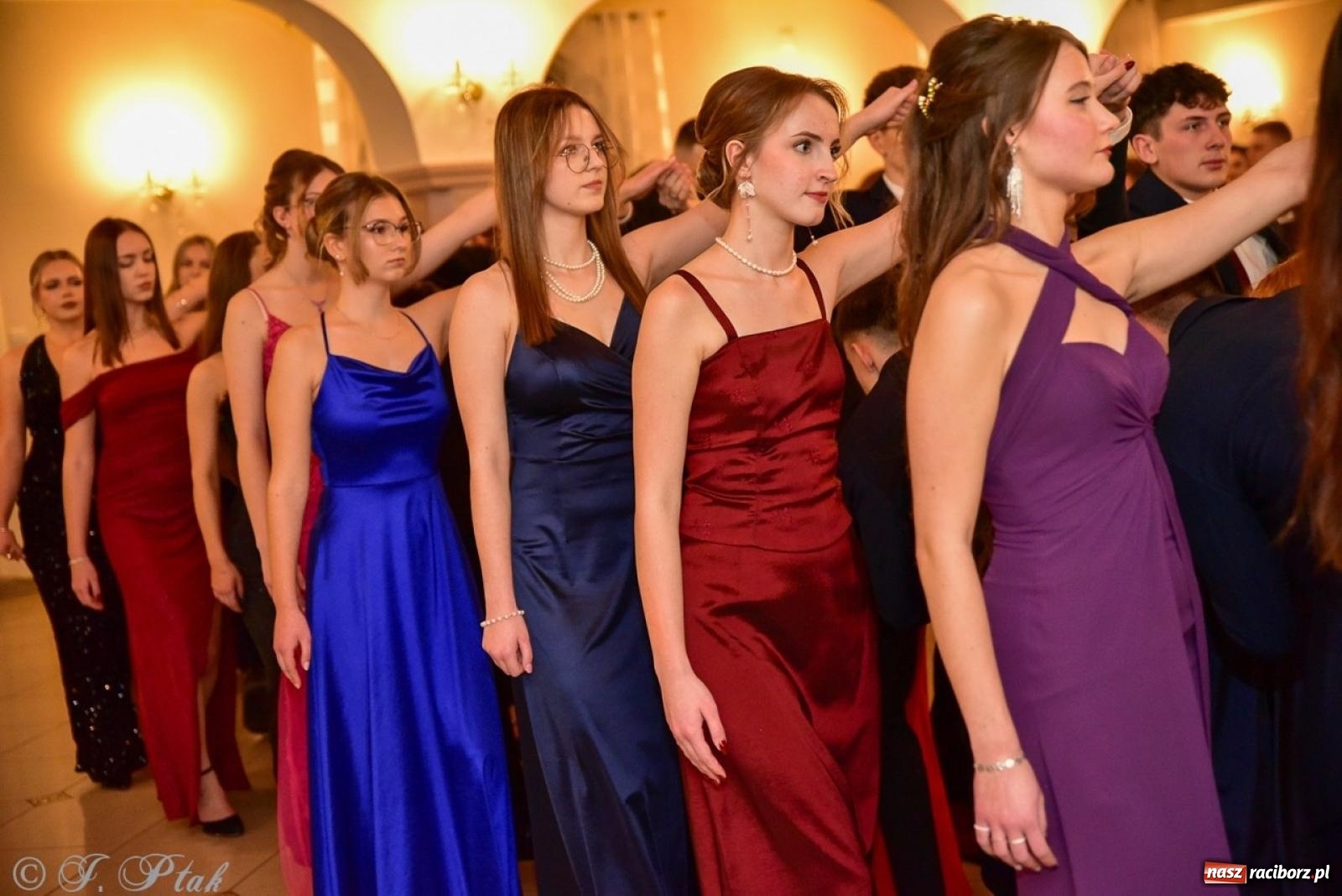 Zdjęcie w galerii na portalu naszraciborz.pl: Studniówka II LO w Raciborzu na bis: polonez, humor i tradycja [FOTO] wiadomości z regionu