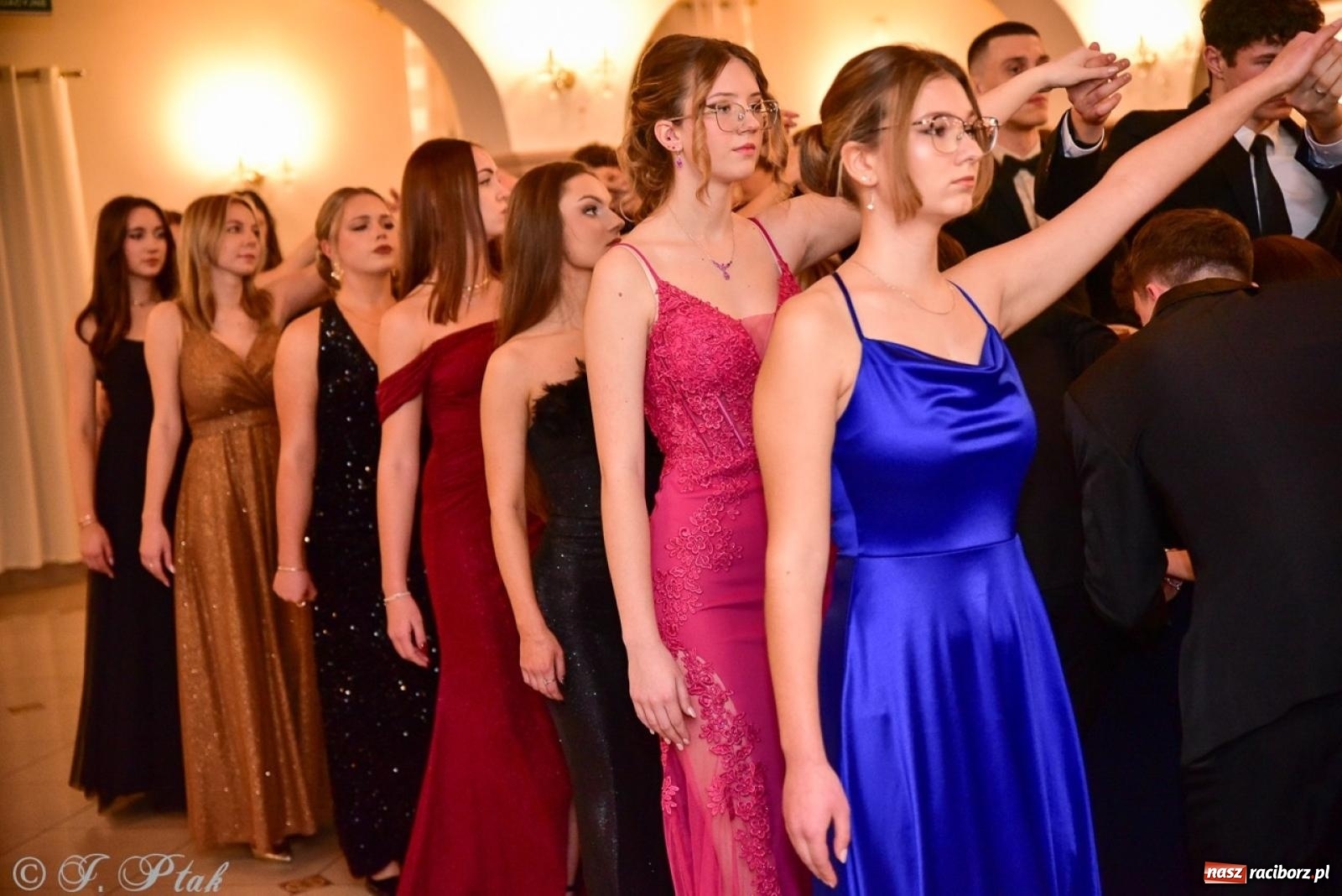 Zdjęcie w galerii na portalu naszraciborz.pl: Studniówka II LO w Raciborzu na bis: polonez, humor i tradycja [FOTO] wiadomości z regionu