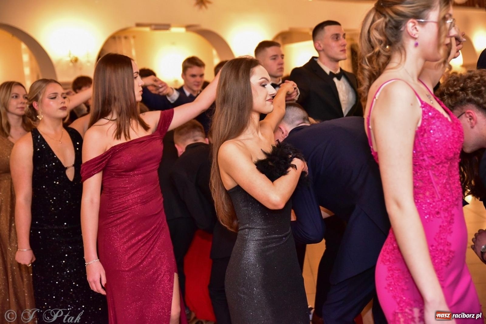 Zdjęcie w galerii na portalu naszraciborz.pl: Studniówka II LO w Raciborzu na bis: polonez, humor i tradycja [FOTO] wiadomości z regionu