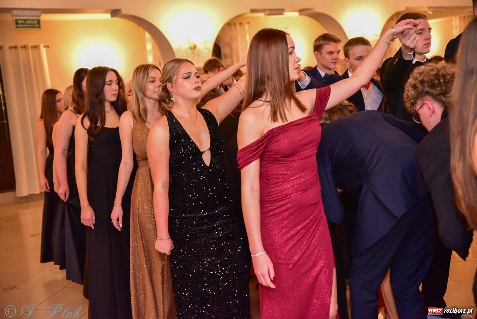 Zdjęcie w galerii na portalu naszraciborz.pl: Studniówka II LO w Raciborzu na bis: polonez, humor i tradycja [FOTO] wiadomości z regionu